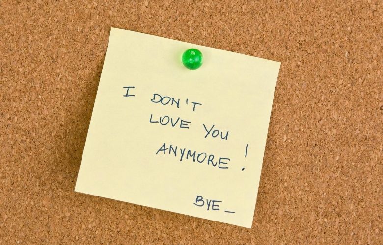 A break up note pinned in a board