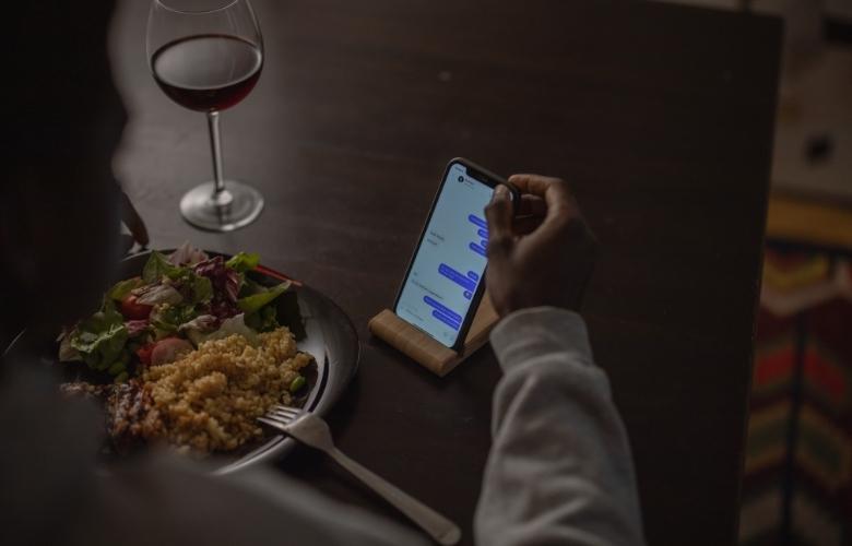 A man talking to a woman he met on Tinder