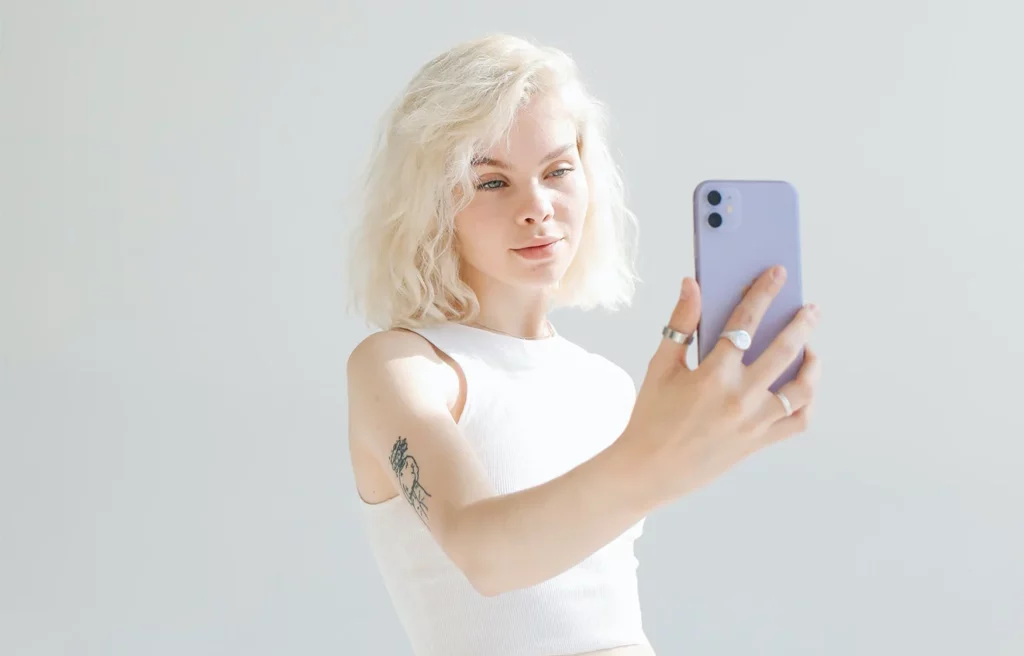 Taking a nice picture to update profile in a dating app